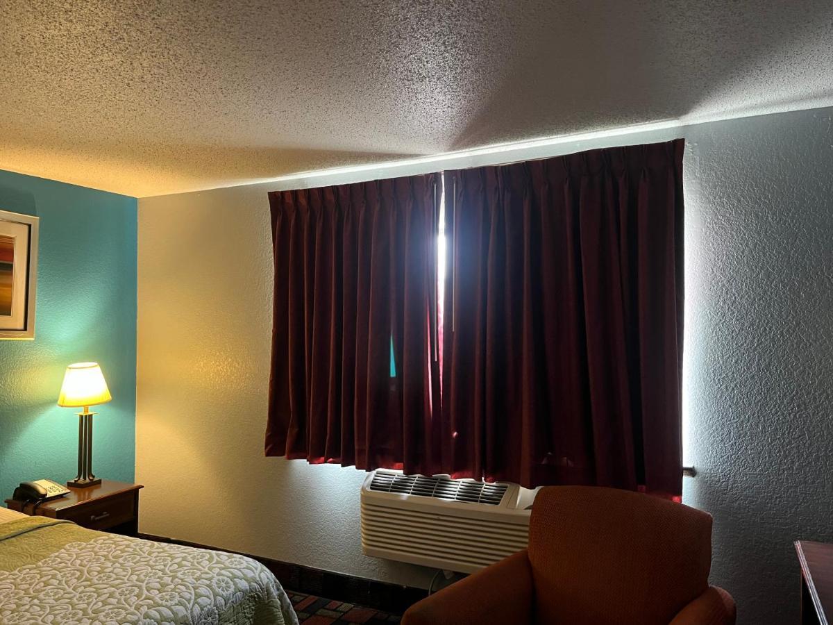 Rodeway Inn Whitehall Extérieur photo