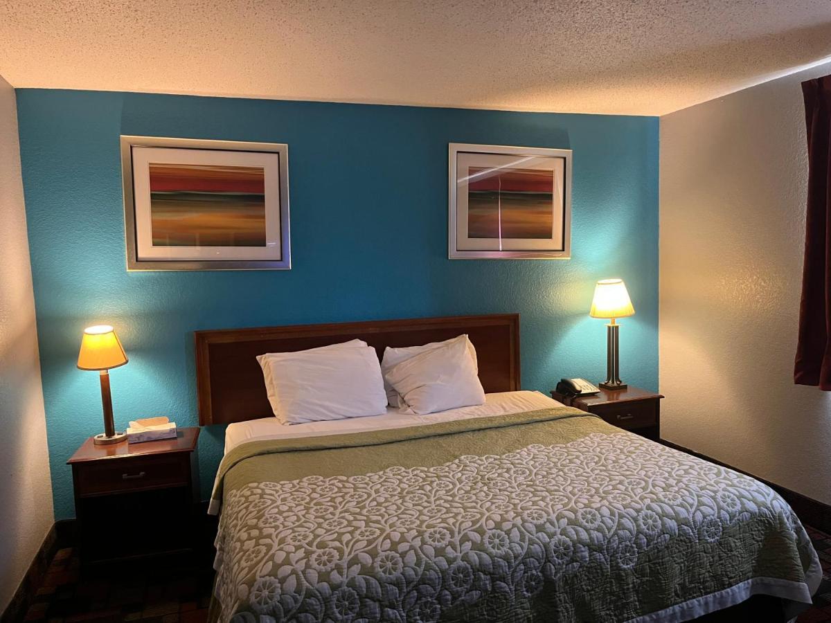 Rodeway Inn Whitehall Extérieur photo
