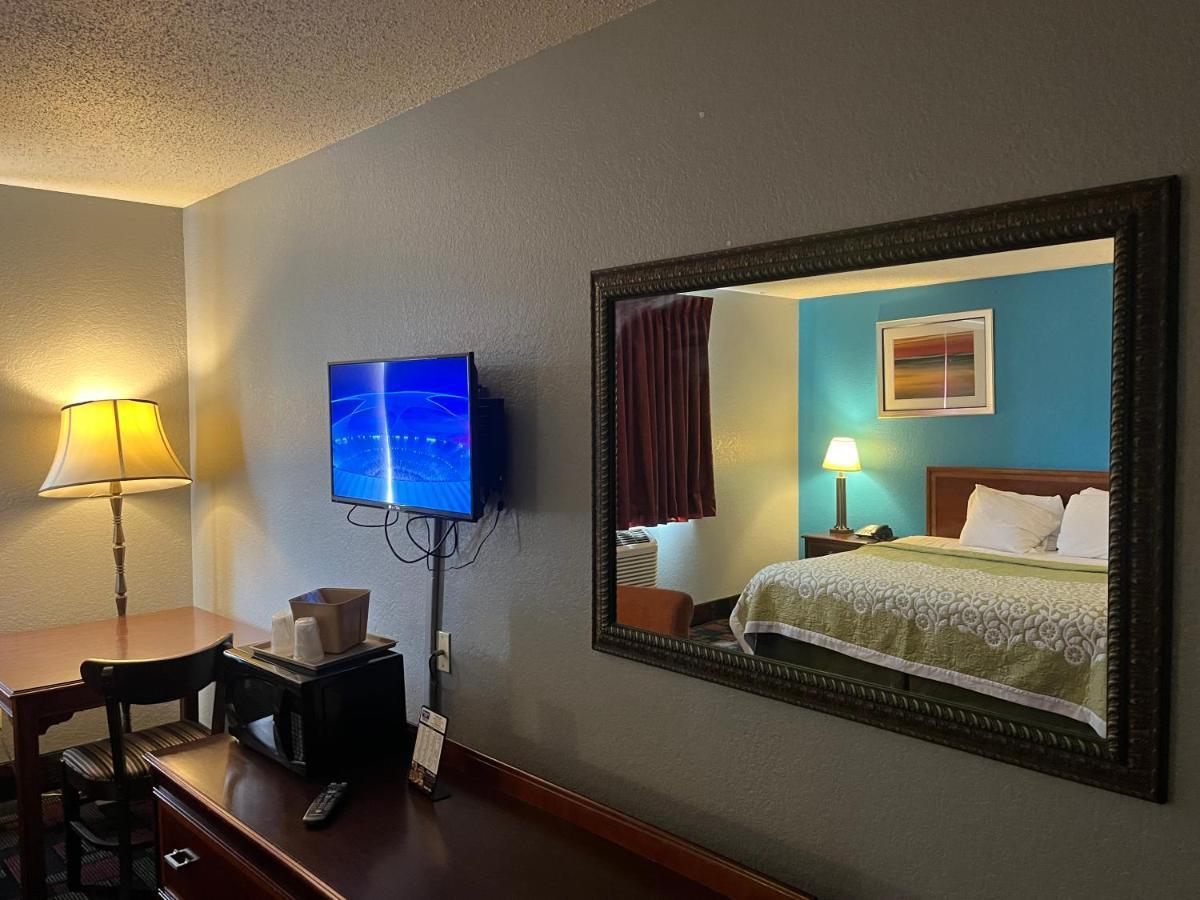 Rodeway Inn Whitehall Extérieur photo