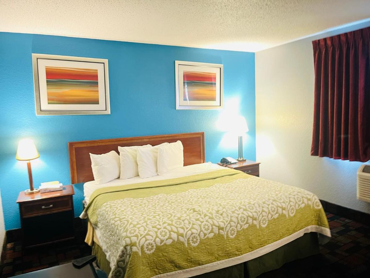 Rodeway Inn Whitehall Extérieur photo
