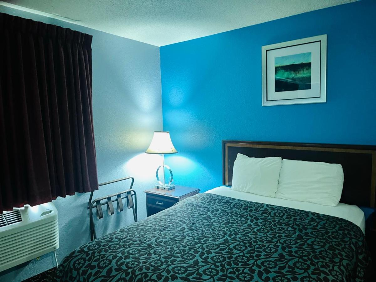 Rodeway Inn Whitehall Extérieur photo