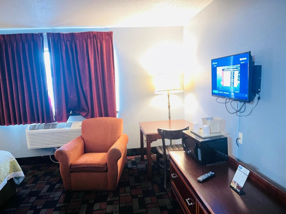 Rodeway Inn Whitehall Extérieur photo