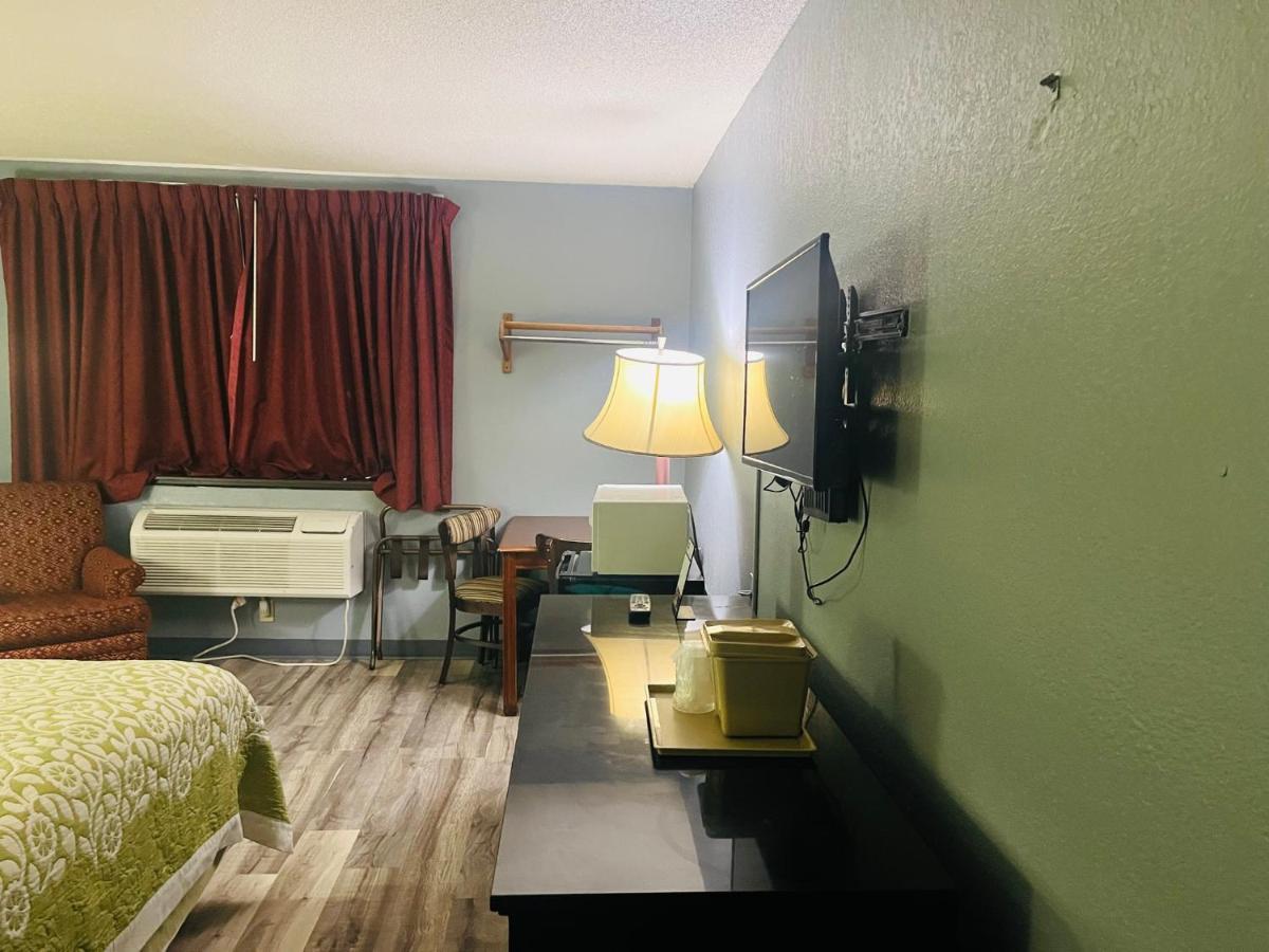 Rodeway Inn Whitehall Extérieur photo