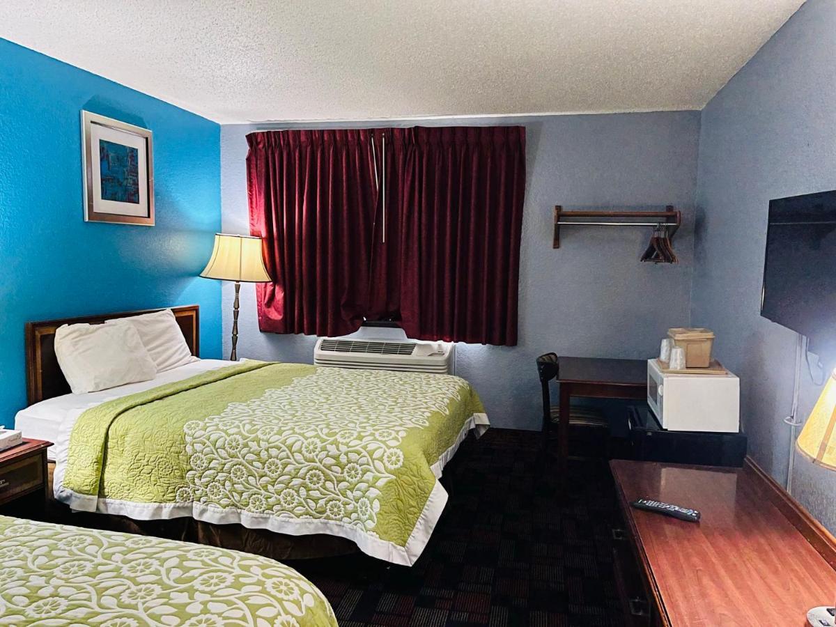 Rodeway Inn Whitehall Extérieur photo