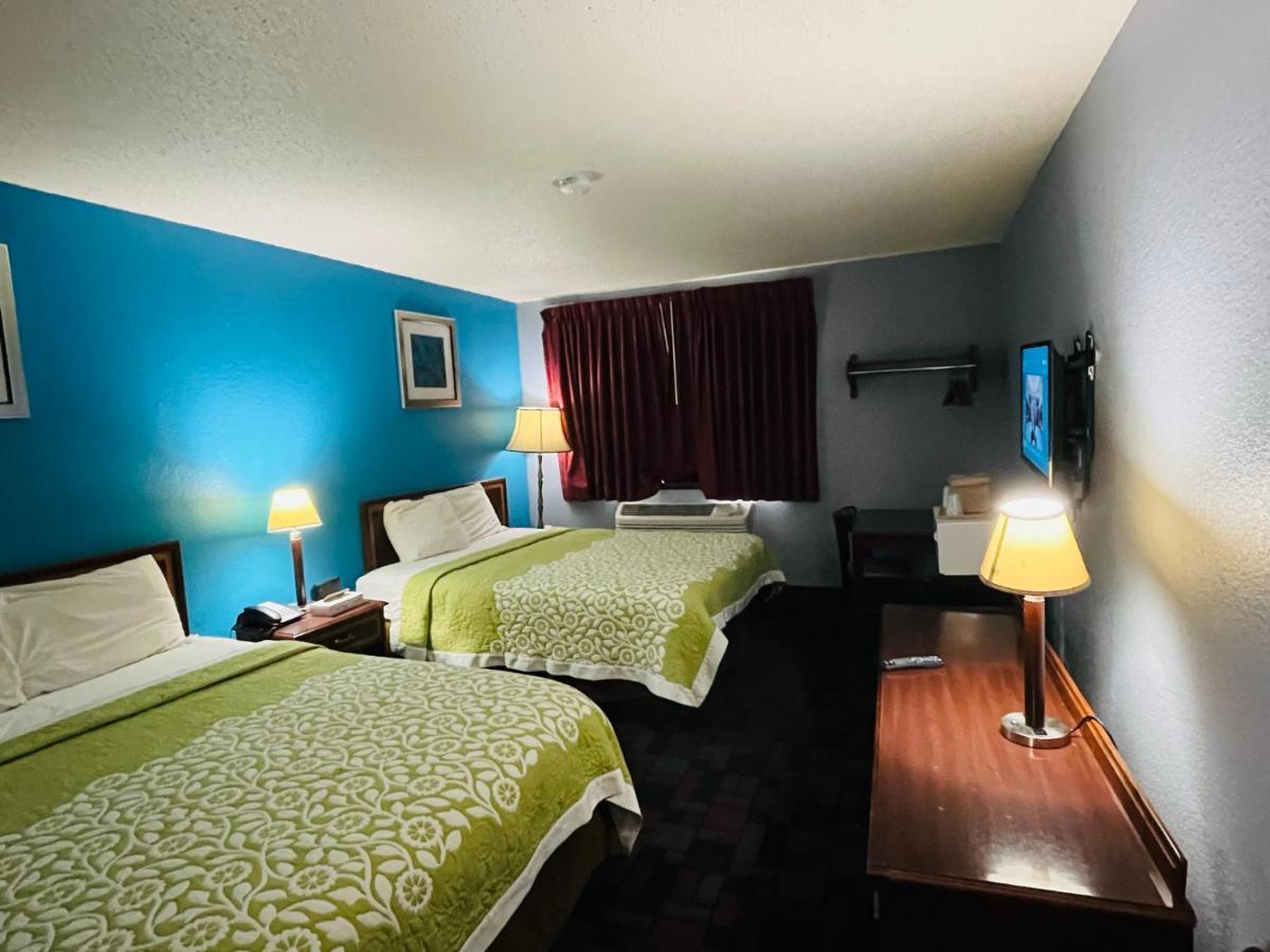 Rodeway Inn Whitehall Extérieur photo