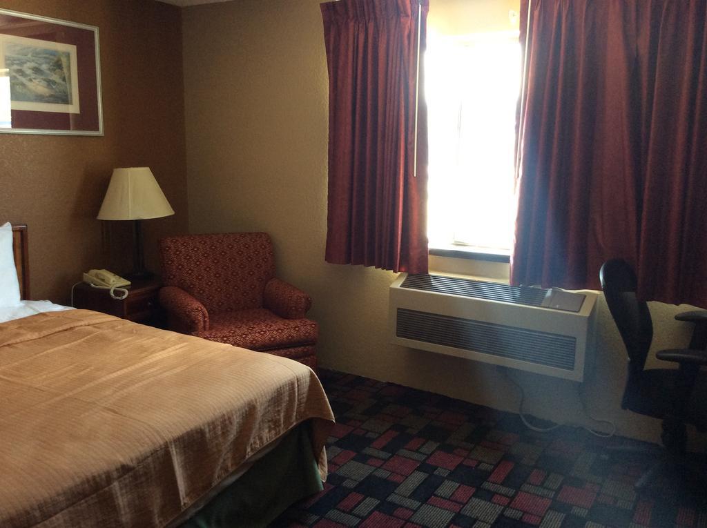 Rodeway Inn Whitehall Extérieur photo