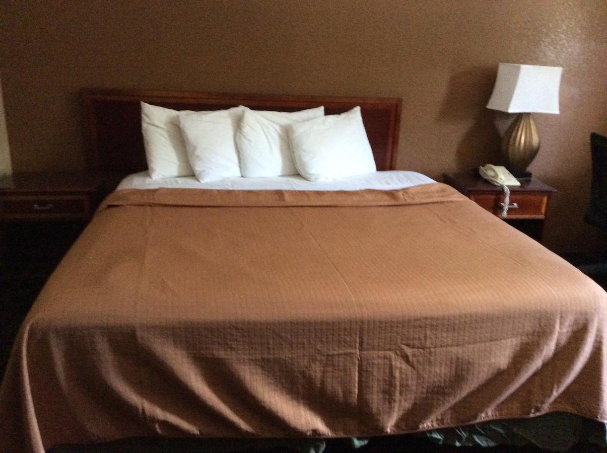 Rodeway Inn Whitehall Extérieur photo